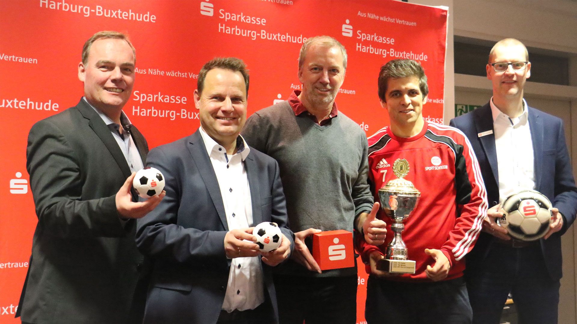 Gruppenauslosung für den Fußball-Stadtpokal 2023: (von links): Bürgermeister André Wiese (von links), Jörn Stolle (Sparkasse Harburg-Buxtehude), André Trulsen (ehemals FC St. Pauli), Norman Merten (MTV Ashausen-Gehrden) und Björn Mickel-Garbers (Sparkasse). | Foto: Sparkasse
