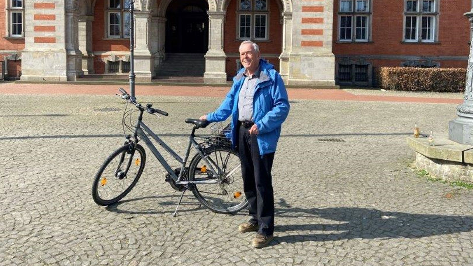 Harburgs Gästeführer Hans-Ulrich Niels steigt wieder aufs Fahrrad . | Foto: ein