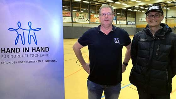 Torsten Wulf (links) und Holger Denecke haben die Tombola auf die Beine gestellt. | Foto: ein