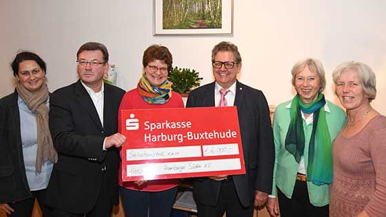 Freuen sich über die stolze Summe: Christine und Andreas Czwicklinski (Lions Club Hamburg-Harburger Altstadt), Gabriele Heuschert (1. Vorsitzende Hospizverein Hamburger Süden), Heiko Höfer (Präsident Lions Club Hamburg-Harburger Berge), Heidi Südekum (Orga Team Golfturnier) und Kerstin Cohrs (Koodrinatorin Hospizverein). | Foto: Niels Kreller