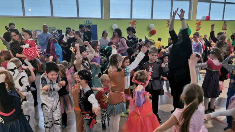 Kinder aus Elstorf und der Umgebung sorgten beim Kinderfasching des Carneval-Clubs Süderelbe (CCS) für ein buntes Bild in der Elstorfer Mehrzweckhalle. | Foto: ein