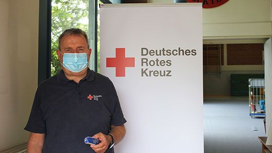 Seit 30 Jahren beim DRK im Landkreis Harburg: Arne Bünning bei der Blutspende in Stöckte. | Foto: DRK