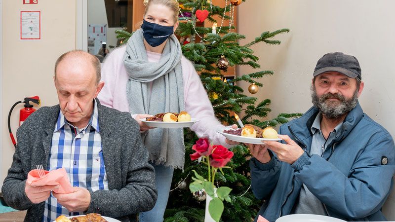 Cornelia Poletto serviert den Gästen im Harburg-Huus ihr besonderes Adventsmenü. | Foto: Martina van Kann