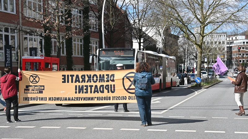 Immer wieder legten die Klimaaktivisten von Extinction Rebellion den Verkehr auf dem harburger Ring lahm. | Foto: Caroline Dobs