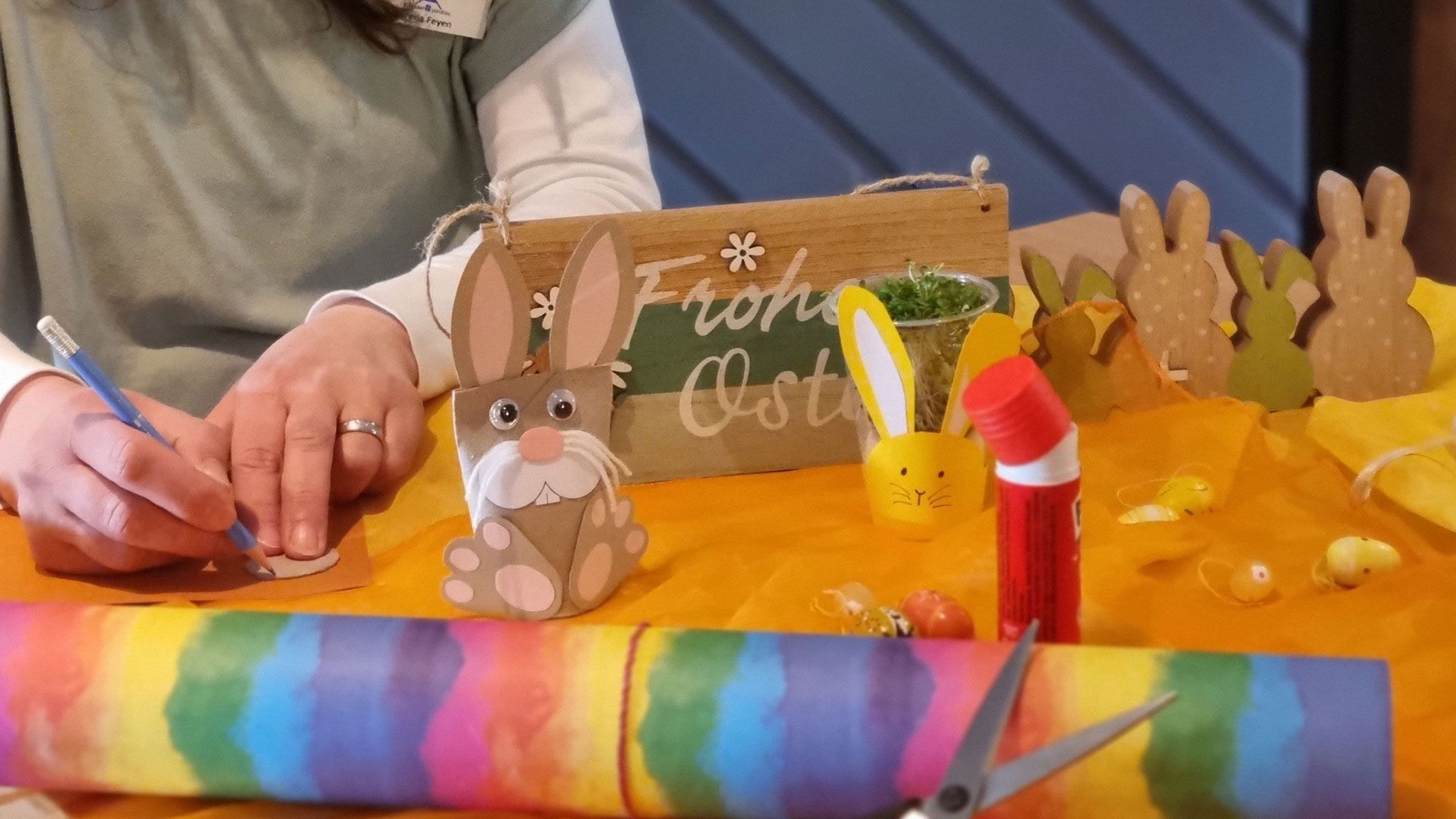 Der bunt gedeckte Basteltisch in der Bücherei Seevetal. | Foto: ein