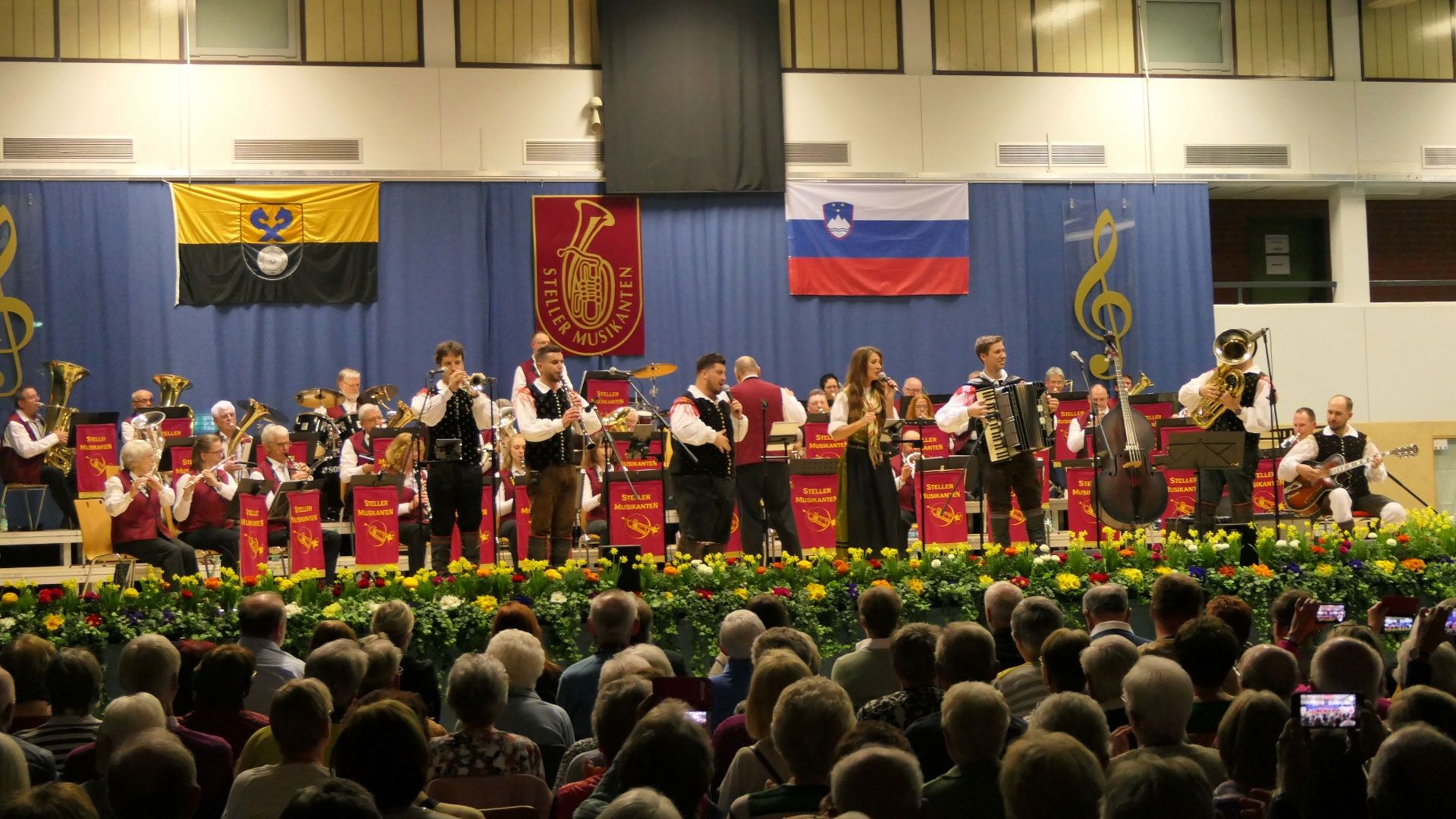 Mehr als drei Stunden Blasmusik erlebten die Zuschauer der Gala in der ausverkauften Schulsporthalle in Stelle. | Foto: ein