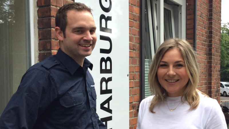 „Zeitspender gesucht!“ Thorben Goebel-Hansen, Leiter des Harburg-Huus, und Rosa Schlottau, Koordinatorin für ehrenamtliche Sozialarbeit, informieren am 4. Juli darüber, wie sich Helfer in der neuen Obdachlosenunterkunft engagieren können. Fotocredit: DRK-Kreisverband Hamburg-Harburg e. V.