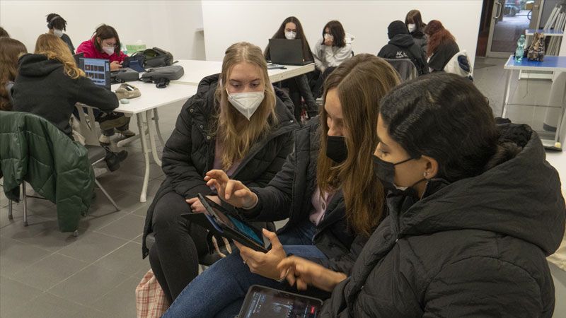 Schülerinnen und Schüler beim Video-Workshop. | Foto: M.R.