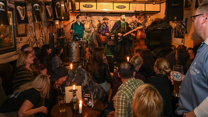 Am Freitag kommen Mikel OneTwo (hier im Januar 2019 mit Clint Ivie) zur Jubiläumsfeier in den Irish Pub The Old Dubliner in der Lämmertwiete. | Foto: Niels Kreller