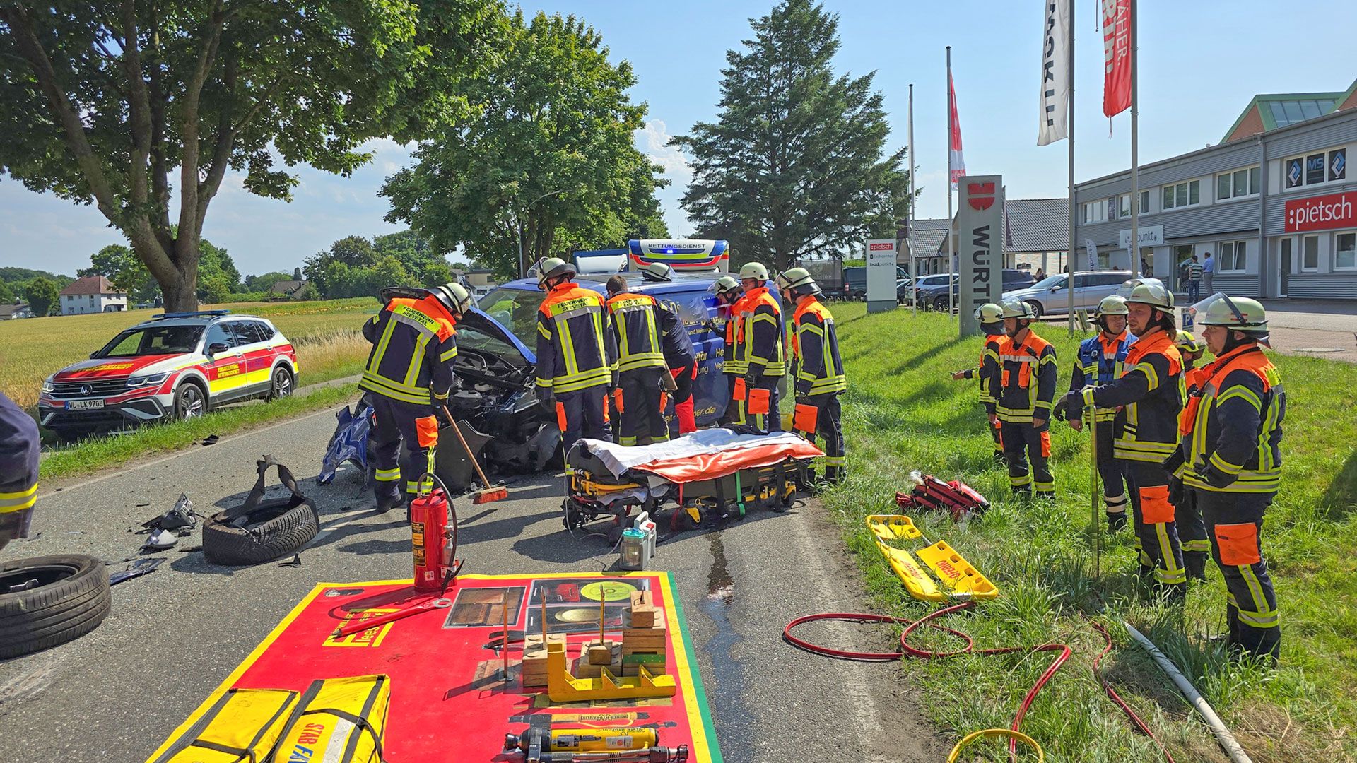Zwei teils Schwerverletzte forderte dieser Verkehrsunfall in Fleestedt. Die Feuerwehr Seevetal musste einen eingeklemmten Fahrer eines Lieferwagens aus dem Fahrzeug befreien. Foto: Pressestelle Feuerwehr Seevetal