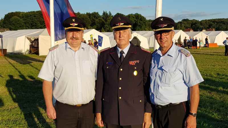 Peter Adler (Mitte) nahm die Glückwünsche von Regierungsbrandmeister Uwe Quante (links) und Kreisbrandmeister Volker Bellmann entgegen. | Foto: ein