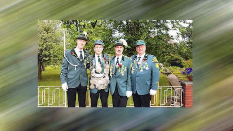 Jubiläumskönig Christoph Piotrowski (2. v. li.) und seine Adjutanten Julian Harpenau (v. li.), Heiko Schröder und Martin Piotrowski | Foto: ein