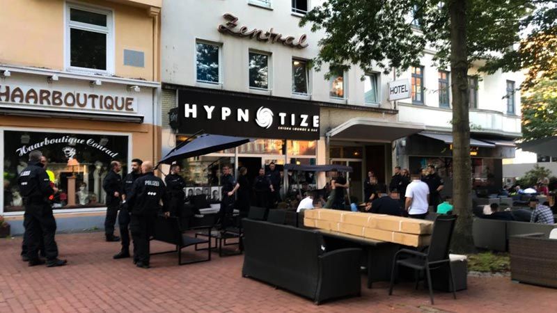Am Donnerstagabend durchsuchten Polizei und Zoll eine Sisha Lounge am Harburger Rathausplatz auf der Suche nach illegalem Tabak. | Foto: André Lenthe Fotografie