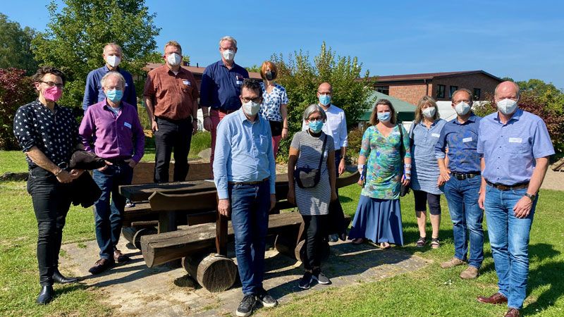 Teilnehmende aus den Kirchenkreisen Hittfeld, Lüneburg, Soltau und Winsen mit Regionalbischof Dr. Stephan Schaede (Mitte) und Superintendent Dirk Jäger (rechts, Kirchenkreis Hittfeld) vor dem Hof Oelkers in Wenzendorf. | Foto: C. Wöhling