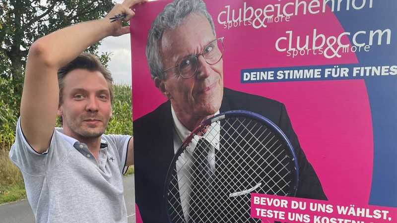 Benjamin Buch vom Club CCM beim Plakate aufstellen. | Foto: Tapken