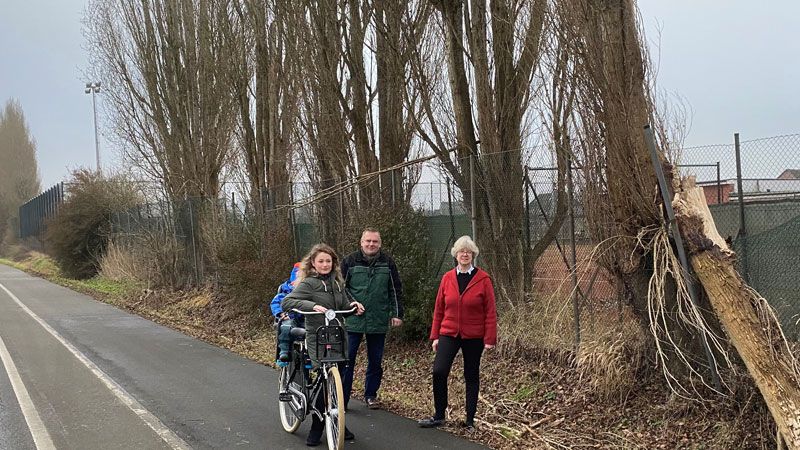 Die Ortsratsmitglieder Jennifer Brunsiek (links) und Frank Schmirek überzeugten sich zusammen mit Seevetals Bürgermeisterin Emily Weede von dem schlechten Zustand der Pappeln. | Foto: Gemeinde Seevetal
