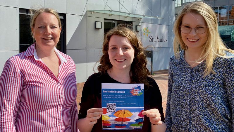 Sie organisieren die „Kunterbunte Familienkirche“: Kristina Schaar (von links), Lena Treusch und Diakonin Isabelle Willemsen vor dem Paulus-Haus in Buchholz. | Foto: C. Wöhling