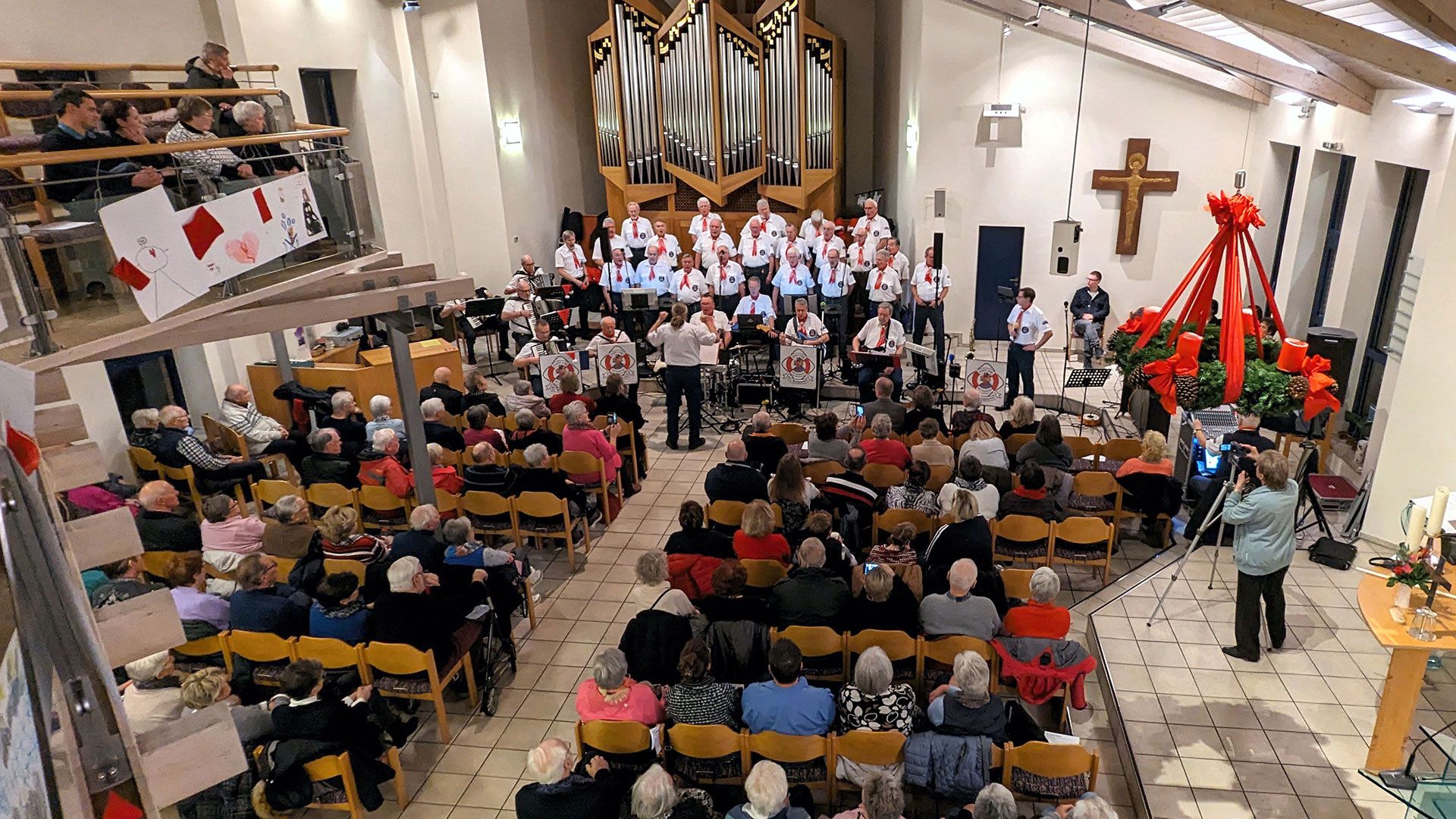 Auch das inzwischen 17. Neu Wulmstorfer Weihnachtskonzert in der Neu Wulmstorfer Lutherkirche war abermals komplett ausverkauft. | Foto: ein