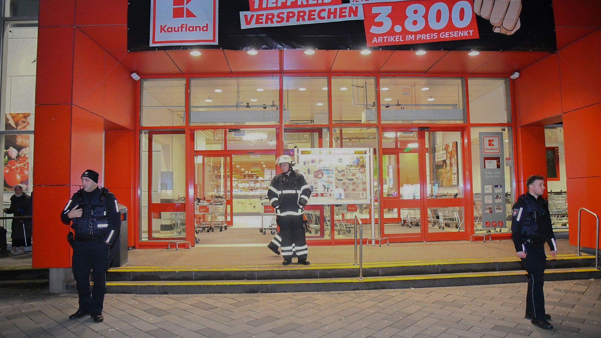Heute am Samstag wurde Kaufland in Neugraben evakuiert - es bestand der Verdacht auf Reizgas. |Foto: HamburgNews