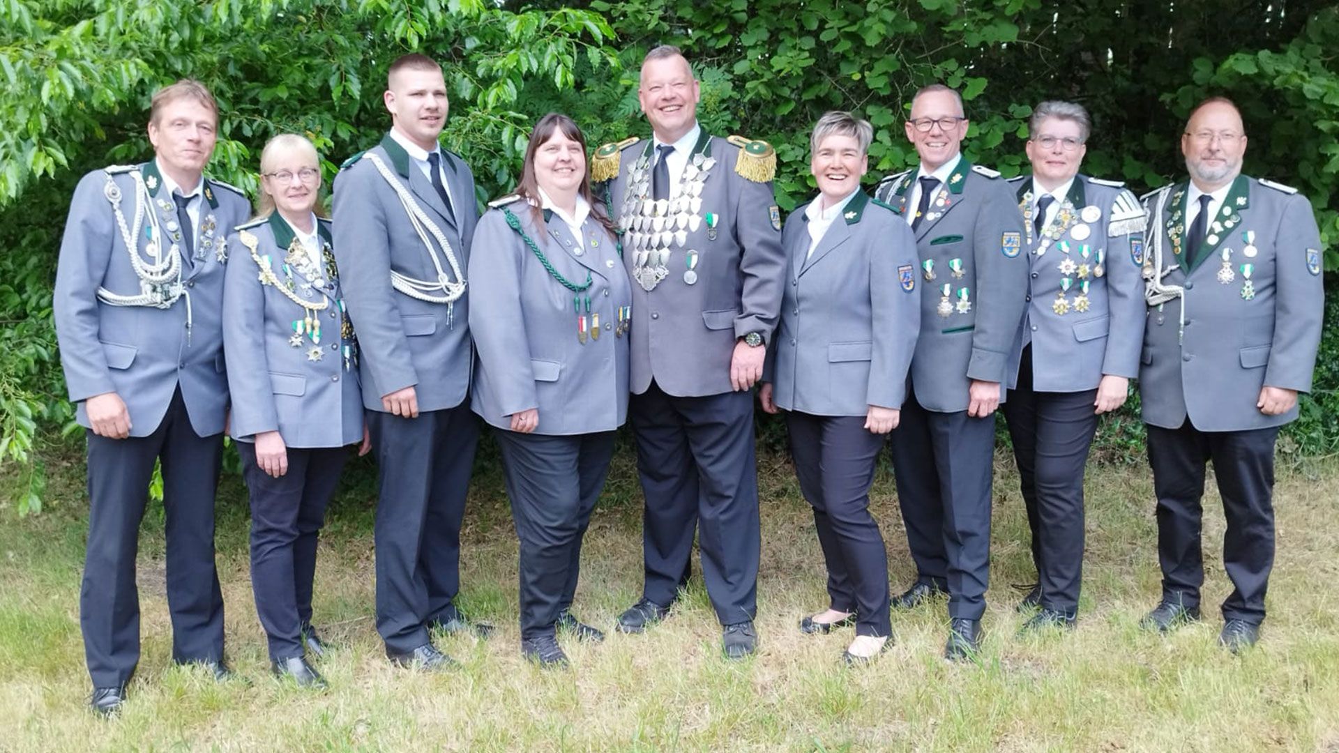 Die Vorfreude auf das Jubiläumsschützenfest ist groß bei der Schierhorner Königs-Crew: Adjutant Matthias Schwarz (von links) mit Julia Scaturro, Adjutant und Jungschützenkönig Gerrit Pralow, Königin Katja Pralow mit König Nils Pralow, Nicole Wetzel und Adjutant Wolfram Wetzel sowie Claudia Fichtner und Adjutant Meinhard Fichtner. | Foto: SV Schierhorn
