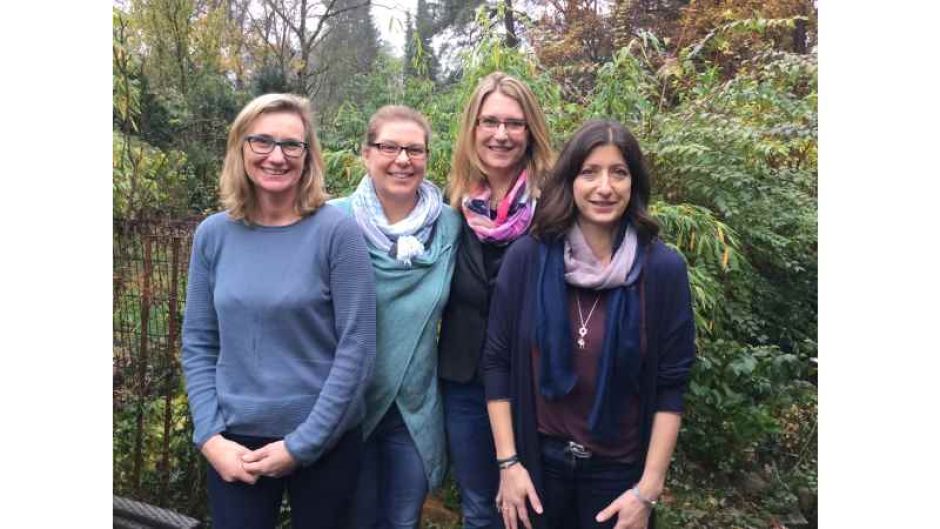 Feiern fünf Jahre Ganztag an der Grundschule Neugraben: Kerstin Guzmán (von links) und Angela Mix vom DRK Harburg mit Imke Erdbrink und Heike Kupske vom  Schulleitungsteam GS Neugraben. | Foto: ein
