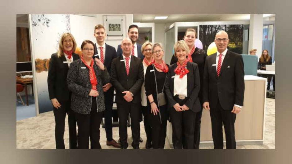 Das Team der Sparkasse Harburg-Buxtehude im neuen Beratungscenter Meckelfeld mit Beratungscenterleiter Thomas Müller (rechts) und Regionaldirektorin Sandra Becker (links). | Foto: ein