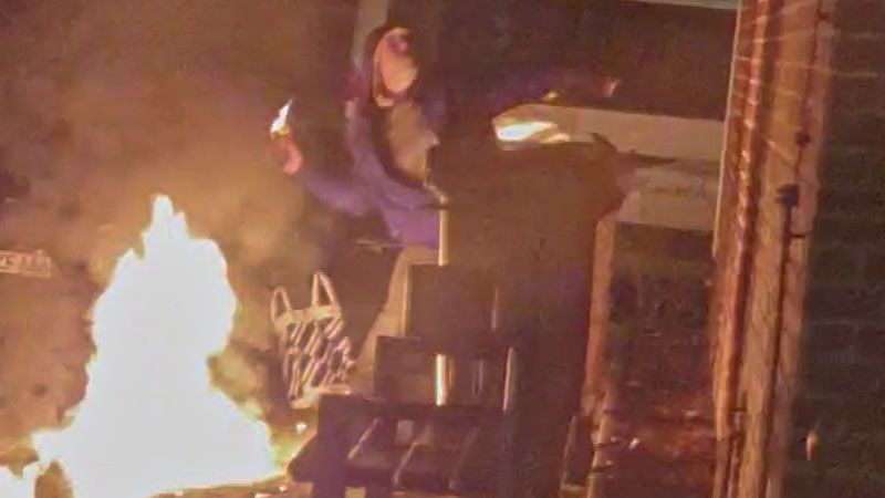 Der Screenshot aus dem Video eines Bewohners der Elbfähre zeigt den Täter beim Werfen eines Molotow-Cocktails. | Foto: ein