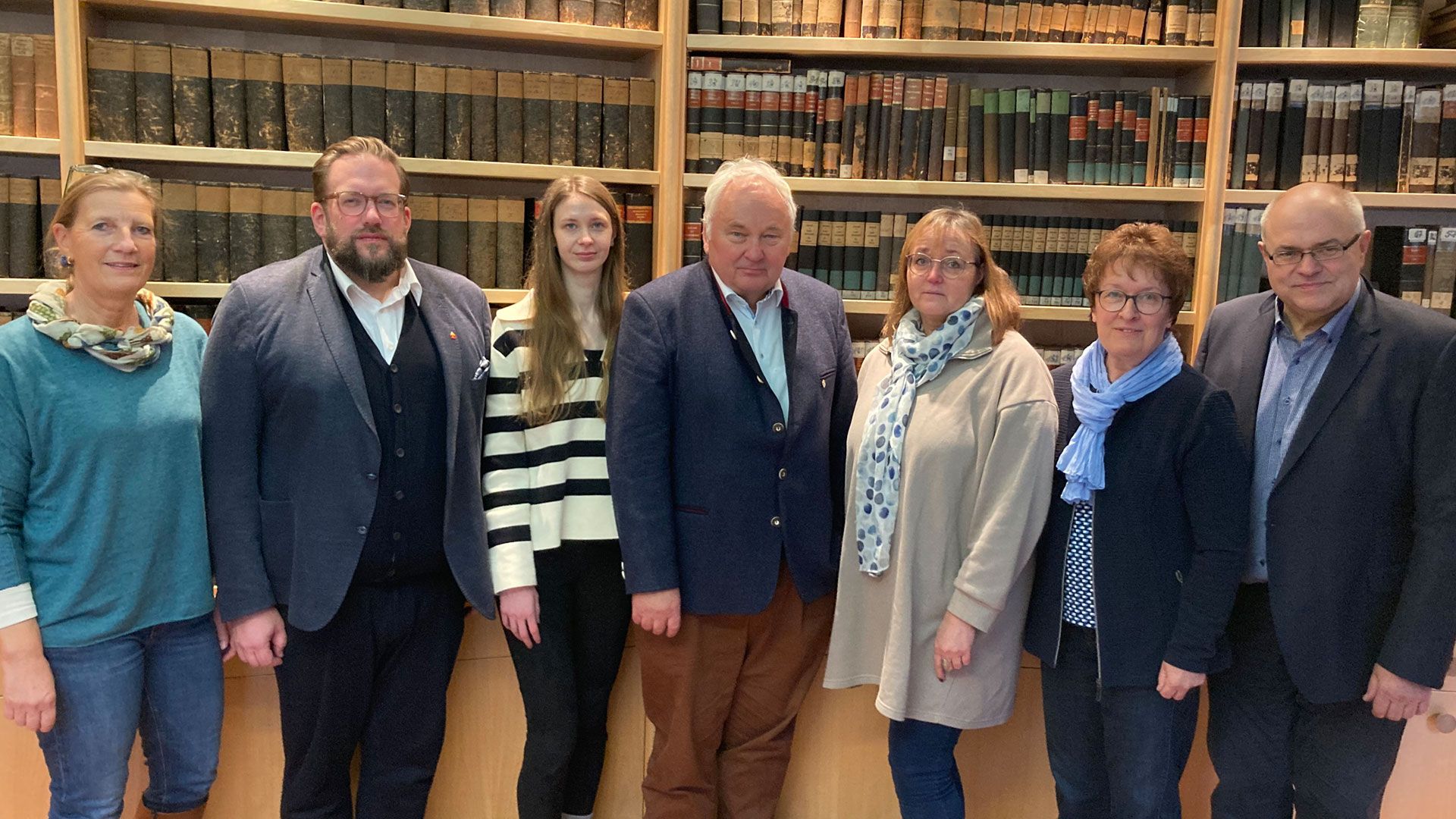 Sybille Kahnenbley (Stiftungsratsvorsitzende des Freilichtmuseums am Kiekeberg), Stefan Zimmermann (Museumsdirektor), Annika Liebig (Organisatorin im Freilichtmuseum), Heiner Schönecke (Vorsitzender des Fördervereins des Freilichtmuseums am Kiekeberg), Kerstin Schubert (Vorsitzende der Bickbeern-Schweizer-Speeldeel), Astrid Sitarz (Schriftführerin im Verein För Platt), Bernd Meyer (ehrenamtlich engagierter Pensionär, ehemals bei der Sparkasse Harburg-Buxtehude) 8v.l.). | Foto: ein