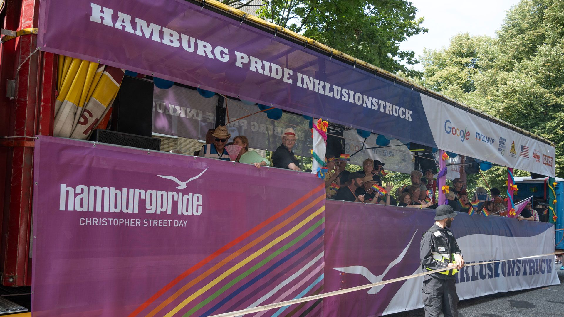 Auf dem CSD in Hamburg fuhr ein von Schlagersänger Peter Sebastian ins Leben gerufener Inklusionstruck mit. | Foto: Sören Noffz