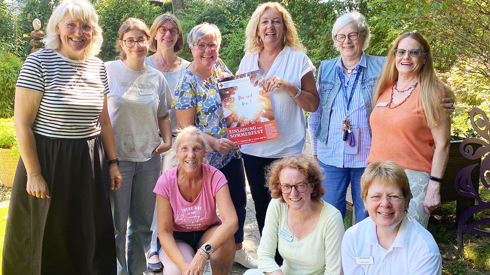 Das Team des DRK-Hospiz für Hamburg Süden mit NDR-Moderatorin und Hospizschirmherrin Bettina Tietjen freuen sich auf viele Besucher zum Sommerfest. | Foto: DRK Hamburg-Harburg