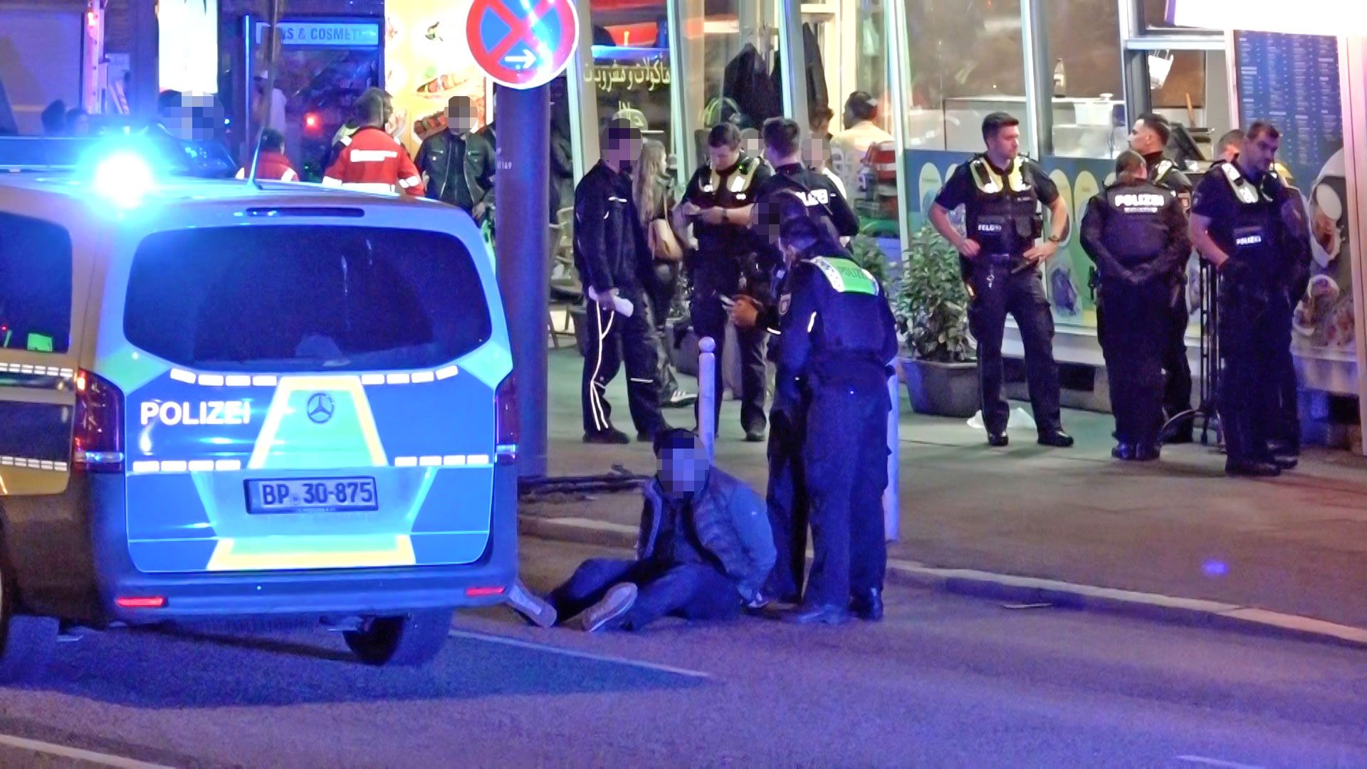 Im Phoenix-Viertel in Harburg war es am Donnerstagabend zu einer Massenschlägerei gekommen. Foto: Lenthe Medien