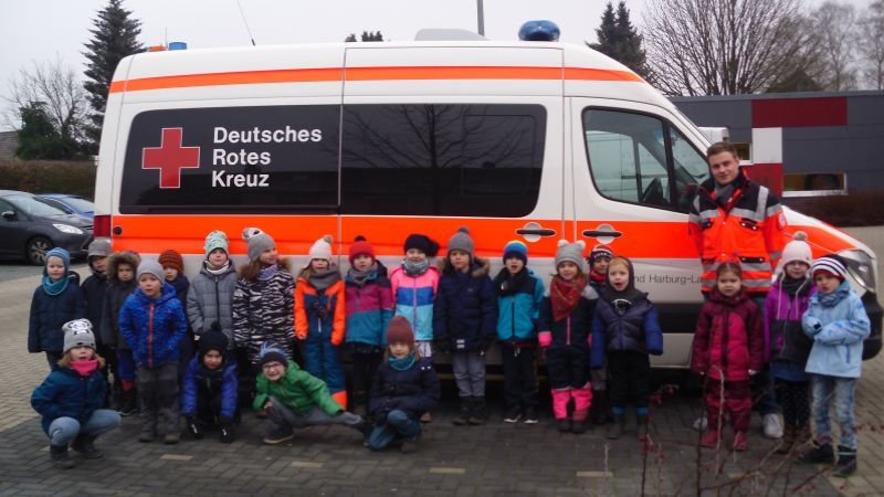 Kinder aus Eckel bei Ihrem Erste-Hilfe-Kurs, zusammen mit Nicolas Kipping vom DRK. | Foto: ein