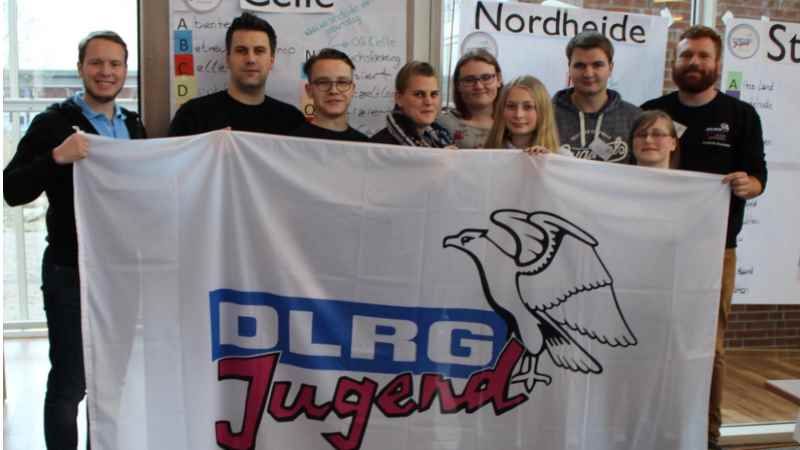 DLRG-Jugend tauschte Flaggen. | Foto: ein