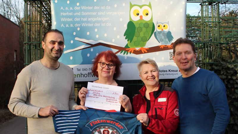 Spendenübergabe nach dem  Fun-Dartturnier: Murat Esen (SC Finkenwerder), Petra Carlstedt und Caroline Liebelt-Gehrke (beide DRK-Kita Uhlenhoffweg), Gunnar Timmann (Dartfreunde). | Foto: ein