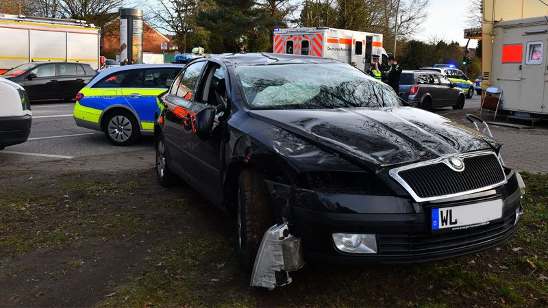 Der Skoda des Unfallfahrers hatte sich überschlagen. | Foto: HamburgNews