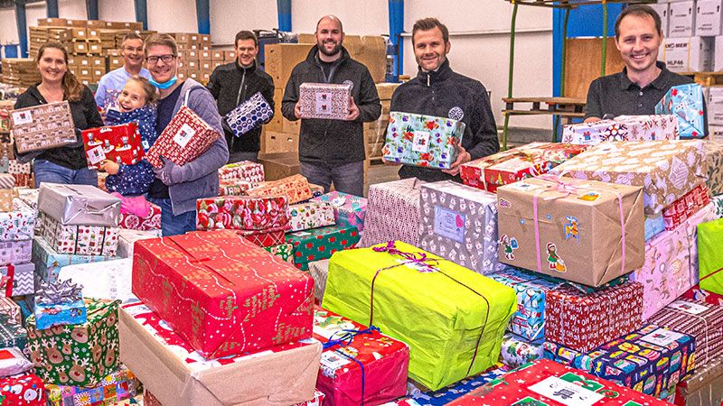 Über 8.600 Weihnachts-Pakete für Kinder in Osteuropa haben die Hamburger Round Tabler gepackt. Die gehen nun mit dem bundesweiten Weihnachtskonvoi der Round Tables auf große Reise. | Foto: Niels Kreller