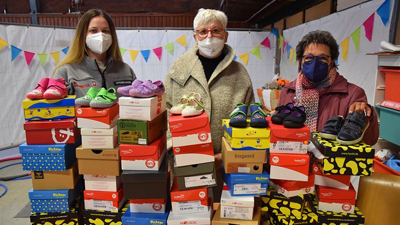 Annika Stegelmann (von links), Leitung der Notunterkunft der Johanniter in Buchholz, freute sich über die gespendeten Schuhe, die Dr. Anne Buhr und Wilma Kupfer vom Kinderschutzbund vorbeibrachten. | Foto: Johanniter