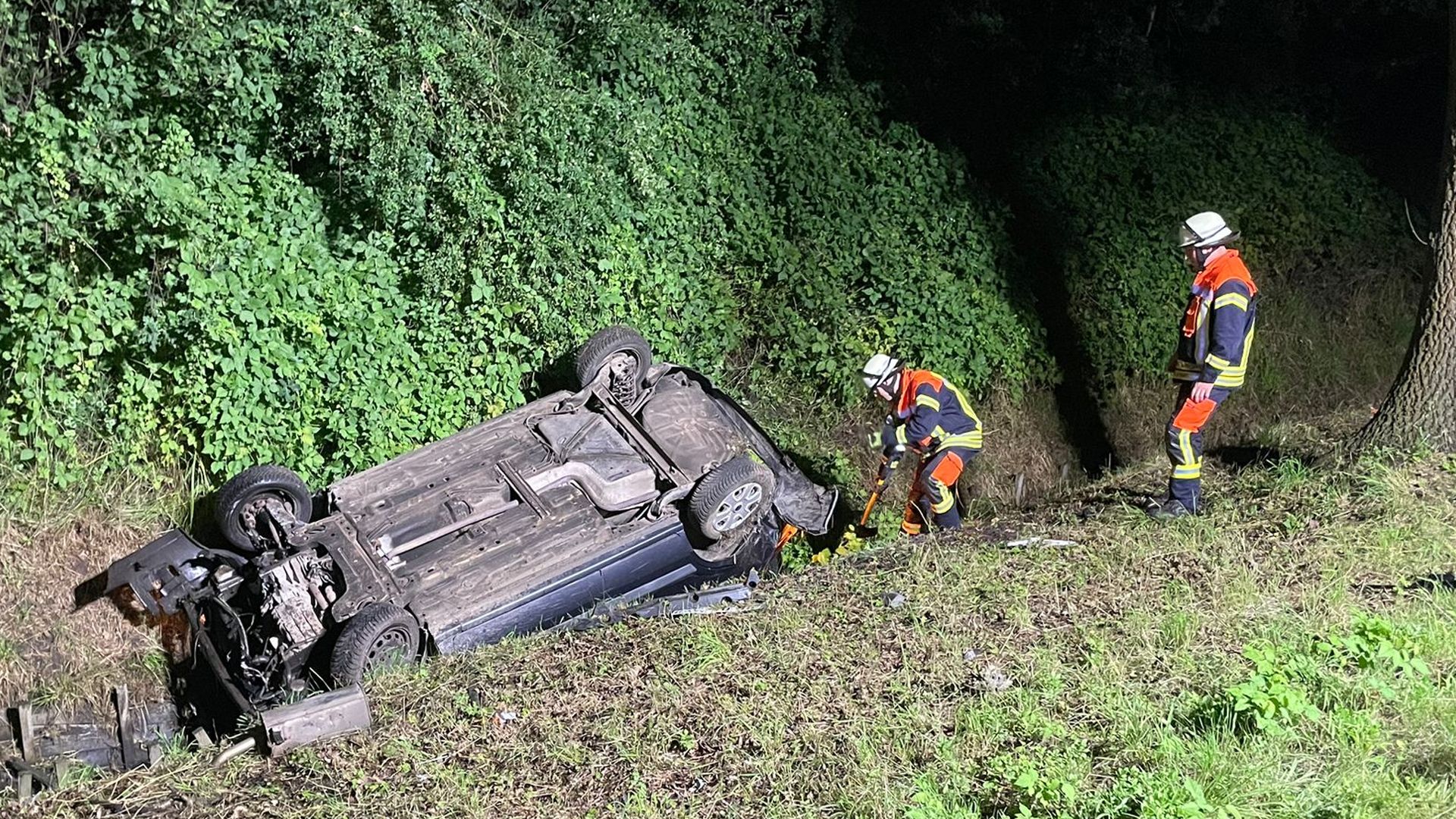 Kopfüber blieb der PKW neben der Autobahn liegen. Die Feuerwehr Maschen streuten auslaufende Betriebsstoffe ab. | Foto: Thomas Müller, FF Maschen