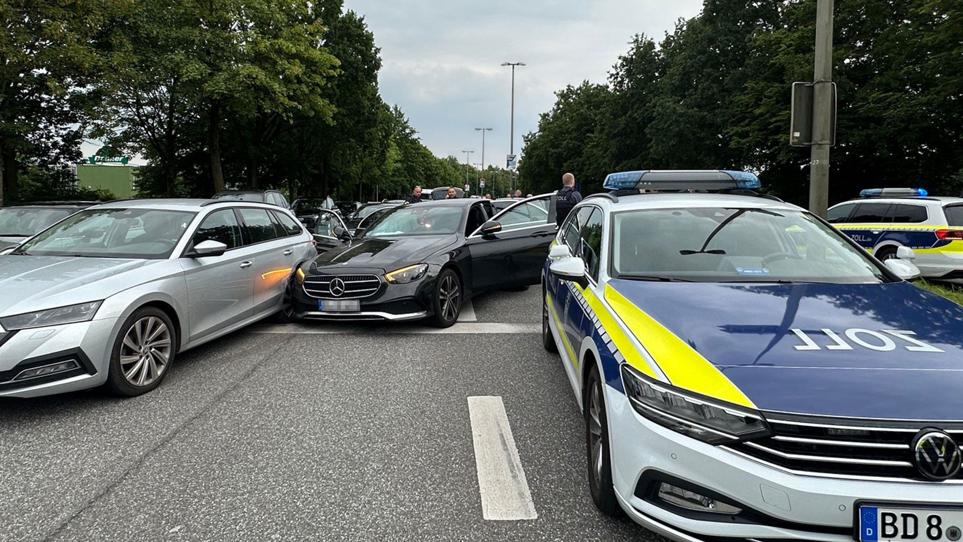 Zollbeamten stoppten diesen Mecedes an der Kreuzung Bremer Straße/Ecke Maldfeldstraße in harburg. | Foto: Lenthe-Medien