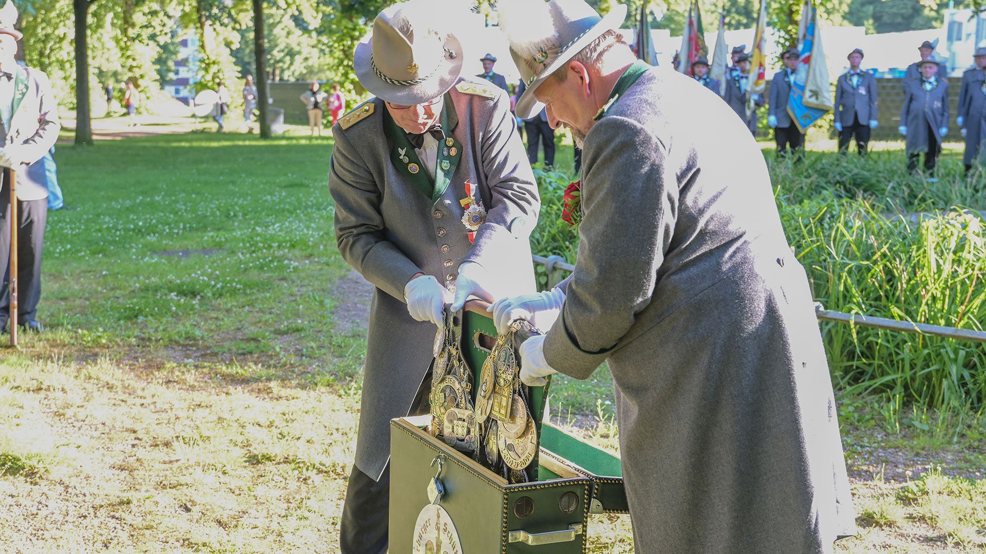 Da es keinen neuen Gildekönig gibt, versenken die beiden Schaffer Jörg Geffke (links) und Frank Stadtler die Kette im Kettenkasten, ohne sie einem neuen König anzulegen. | Foto: Dirk Ammer