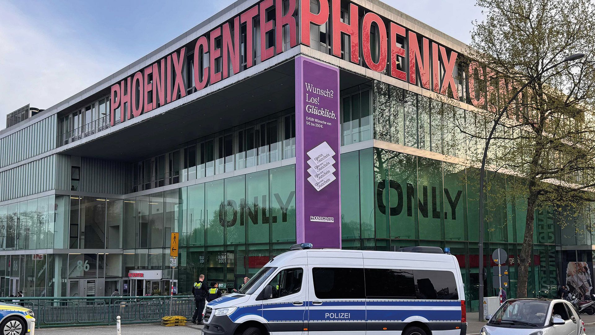 Nach einem Schuss vor dem Einkaufscenter kam es zu einem Großeinsatz der Polizei. Foto: Lenthe-Medien