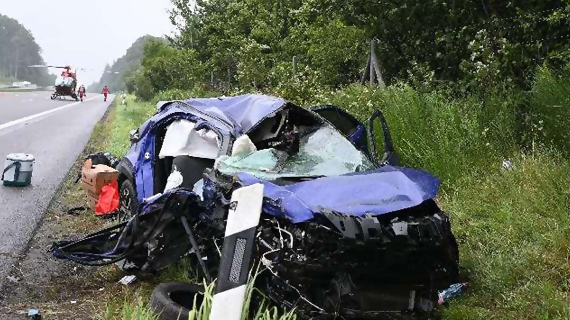 Die Feuerwehr befreite die Schwerletzten aus dem Toyota. Foto: ein