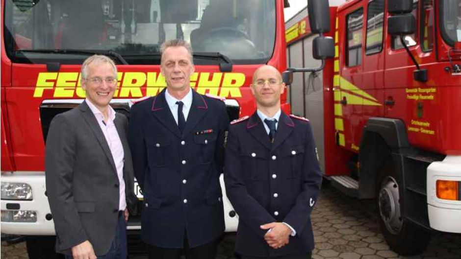 Über die Auszeichnung freuen sich Maximilian Leroux (von links), Andreas Schubert und Ortsbrandmeister Karsten Westphal. | Foto: ein