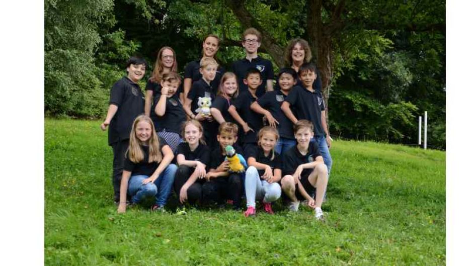 Das JRK-Winsen beim Wettbewerb in Einbeck mit ihren Betreuern hinten v.re: Susanne Brüggemann, Dennis Riedel, Nele Brüggemann und Melissa Kramer. | Foto: ein