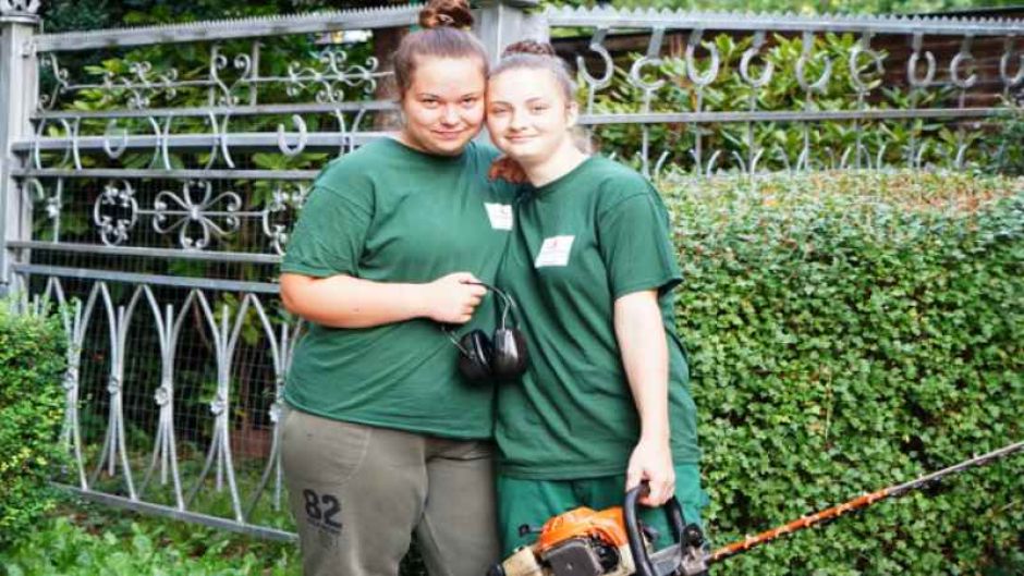 Die neuen, motivierten Azubis vom Harburger Bauhof  Lea Brook und Jana Koop. | Fotocredit:  Dennis Imhaeus