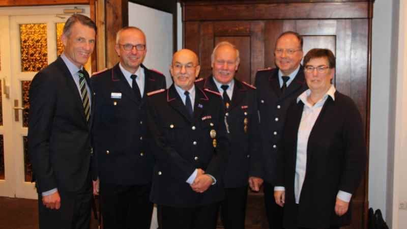 Über die Ehrungen bei der Feuerwehr Sprötze freuen sich der Buchholzer Bürgermeister Jan-Hendrik Röhse (von links), Kreisbrandmeister Volker Bellmann, Henry Geist, Eberhard Wentzien, Ortsbrandmeister Thomas Meschkat und Sprötzes Ortsbürggermeisterin Heidemarie Micheel. | Foto: ein