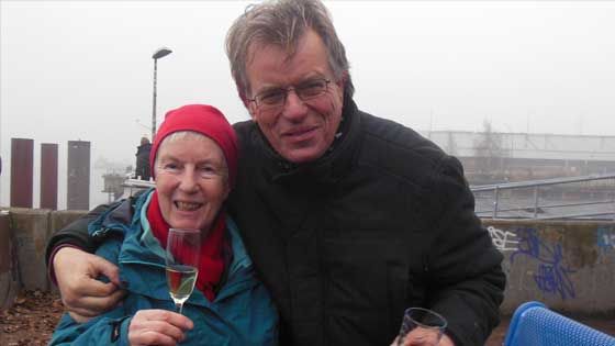 Die in Heimfeld wohnende Wanderführerin Helga Weise mit Reinhard Schlothauer, dem Vorsitzenden des Wanderverbands Norddeutschland. Foto: ein