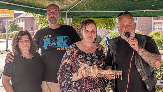 Am Sonntag übergaben Achim Hoffmann (rechts), auch der Edelwirt genannt, und seine Frau Jule (links) symbolisch den Schlüssel der Biker-Kult-Kneipe Klimperkasten in Stelle an Jasmin Speck (3.v.L.) und ihren Lebenspartner Ralf Zaiser. | Foto: Niels Kreller