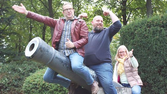 Haben trotz Corona ein Open Air-Muikfestival in Harburg auf die Beine gestellt: Heimo Rademaker von Marias Ballroom, Achim deBuhr vom Kulturcafé Komm Du und Christina Lürken vom The Old Dubliner (v.L.). | Foto: ein