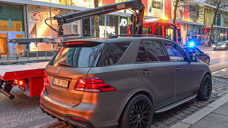Betriebserlaubnis erloschen: Hier wird der Mercedes-Benz sichergestellt. | Foto: Dieter Dachs